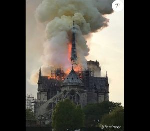 4723109-incendie-de-la-cathedrale-notre-dame-de-637x0-2